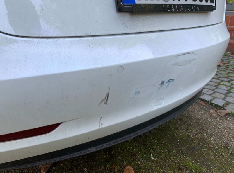 Tesla Model 3 mit dokumentiertem Fahrerflucht